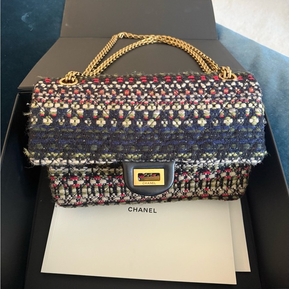 CHANEL TWEED 2.55 REISSUE  w/ BIJOUX CHAIN - Picture 5 of 16